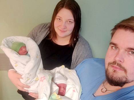 Janina Näppisen ja Joni Ojalan kaksoset ehtivät vuoden ensimmäisiksi. Poika syntyi 3. tammikuuta 5.30 ja tyttö puoli tuntia myöhemmin.