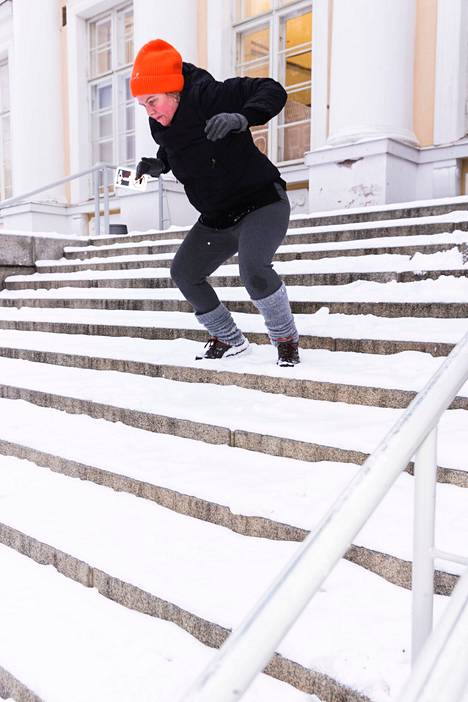 Jenni Kuronen-Neves hyppi tasajalkaa alas kulttuuritalo Laikun portaita. 