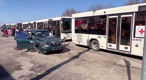 Kansainvälisen Punaisen Ristin komitean välittämä kuva näyttää, miten ihmisiä evakuoitiin linja-autokuljetuksin Berdianskista Zaporižžjaan keskiviikkona 6. huhtikuuta.