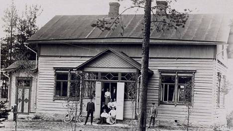 Kuvassa rautatievirkamies perheineen asuntonsa edustalla Keuruulla.