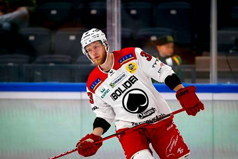 Nikolas Matinpalo pelaa Ässien riveissä miesten jääkiekkoliigaa.
