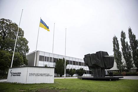 Myös Tampereen korkeakouluyhteisö osoitti tukensa Ukrainalle. Liputuksia järjestettiin yliopiston keskustakampuksella sekä ammattikorkeakoulun edustalla. 