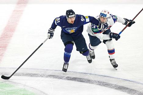 Leijonien Juho Lammikko ehti pelaamisen ohessa myös tapella.