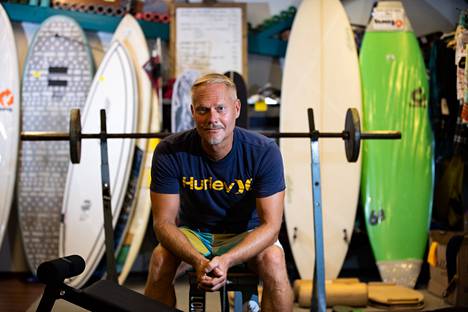 Vuonna 1973 syntynyt Juha Sila on surffannut puolet elämästään. Skeittaus on hänen toinen leipälajinsa.