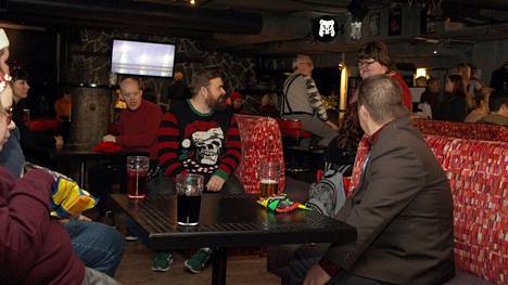 Mänttä-Vilppulan ensimmäistä Villiklubia vietettiin Pub Kolon tiloissa 8. joulukuuta. Kuvassa keskellä Tukena Kaarikadun palveluyksikön johtaja Janne Viita-aho.