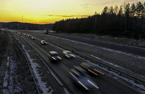 Joululiikenne sujuu pääteillä rauhallisesti. Kuva nelostieltä Järvenpään kohdalta 22. joulukuuta.