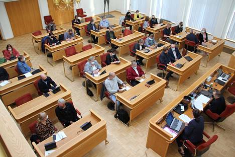 Mänttä-Vilppulan kaupunginvaltuusto odotti joulukuussa kokouksen alkua yli tunnin teknisten ongelmien vuoksi. Mielipiteen kirjoittaja kiinnitti huomiota toiseen erikoiseen tilanteeseen kokouksessa.