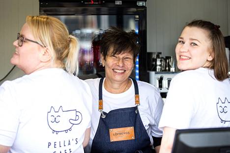 Pella’s cafén yrittäjä Katriina Pellas odottaa mielenkiinnolla, kuinka kesä Keskustorilla sujuu. Kuvassa työntekijät Taru Huhtala (vas.) ja Julia Leppänen.