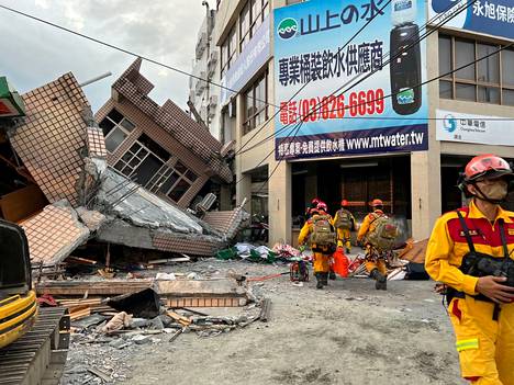 Pelastajia maanjäristyspaikalla Taiwanin Hualienissä 18. syyskuuta.