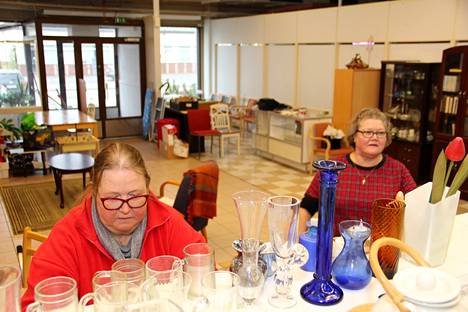 Vapaaehtoistyöntekijä Seija Sillanpää ja kirpputorivastaava Jaana Saari täyttivät uuden kirpputoritilan hyllyjä lauantaina.