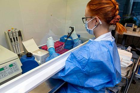 Laboratorioinsinööri Linda Salminen pipetoi covid-näytettä reaktioputkiin Fimlabin laboratoriossa.