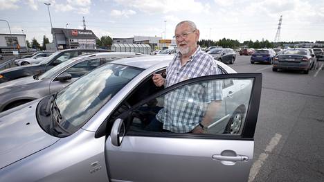 Harmaa on satakuntalaisten suosikkiväri autoissa. Jorma Österman luonnehtii Toyota Corollansa värin hopeanharmaaksi. Väri on 77-vuotiaalle mieleen, sillä se on sopivan neutraali.