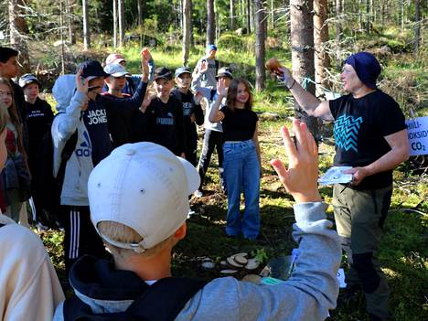 Jämsänjoen yhtenäiskoulun 6 C luokka kuuntelemassa kuinka Suomen Metsäyhdistyksen Sirpa Kärkkäinen kertoo, muun muassa  puun kasvusta ja hiilen kierrosta.