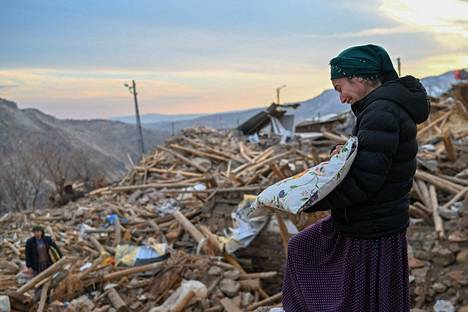 
Kuva sunnuntailta Turkin kahden viikon takaisessa järistyksessä romahtaneiden rakennusten raunioilta Yaylakonakissa Adıyamanin Adıyamanin maakunnassa.