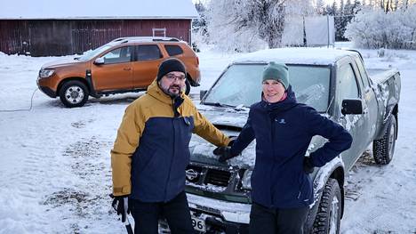 Petri Niemelä ja Katri Paananen joutuvat työn ja harrastusten vuoksi ajamaan noin 40 000 km vuodessa. Dieselin hinta on saanut heidät välillä pohtimaan polttomoottoreita korvaavaa tekniikkaa.