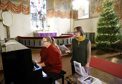”Joulu on taas, riemuitkaa nyt”. Kirkkokuoron sopraano Annika Aaltonen harjoitteli kirkossa, ja Raija Pajuniemi yhtyi suosikkilauluunsa.