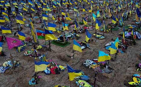 Ukrainalaisten puolustustaistelijoiden sankarihautoja Harkovassa 31.1.2023. Ukrainalaissotilaita on kuollut Venäjän hyökkäyksen alettua ainakin yli 10 000. 