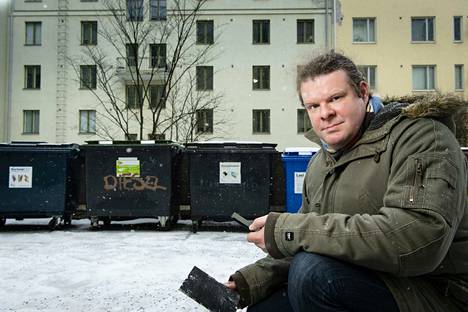 Tuomas Aivelo on levittänyt koululaisten avulla Helsinkiin niin sanottuja jälkilevyjä, jotka kertovat, kuinka paljon rottia tietyllä alueella liikkuu. Levyyn jääneet jäljet kuvataan kännykällä talteen. 