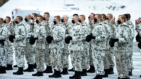 Satakunnan lennoston Pirkkalan tukikohdassa on maskipakko. Kuva sotilasvalatilaisuudesta 12. helmikuuta 2021.