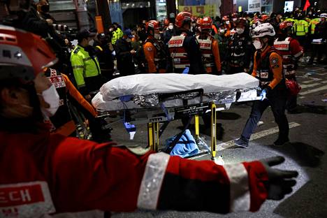 Etelä-Korean pääkaupungissa Soulissa yli sata ihmistä on kuollut väentungoksessa. Pelastustyöntekijät ja muut viranomaiset työskentelivät turmapaikalla 30. lokakuuta.