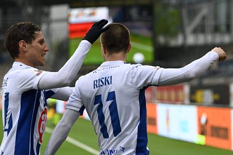 HJK:n David Browne ja Roope Riski juhlivat maalia ottelussa FC Lahtea vastaan 17. toukokuuta 2021.