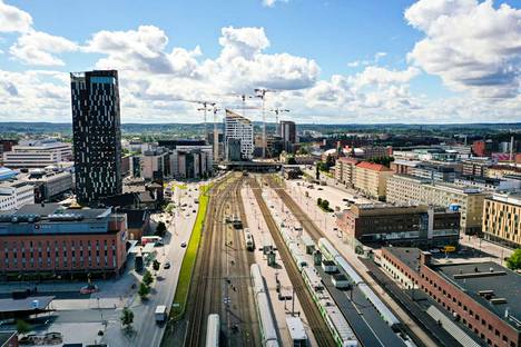 Monia Tampereen rautatieasemalta Oriveden suuntaan lähteviä junavuoroja korvataan juhannuksena linja-autolla. Ilmakuva ratapihasta on otettu heinäkuussa 2020.