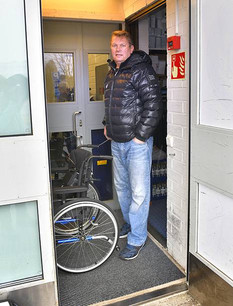 Pyörätuoli kulkee nyt Pekka Virran matkassa. Koronasta toipuva Lukon päävalmentaja astui tiistaina pitkästä aikaa Lukon pukukoppiin. Kuva: Juha Sinisalo
