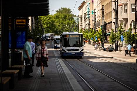 Ihmisiä odottamassa bussia Tampereen Hämeenkadun bussipysäkillä 3. kesäkuuta.