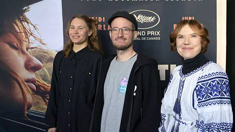 Hytti nro 6 e-elokuvan pääosanäyttelijä Seidi Haarla (vasemmalla), ohjaaja Juho Kuosmanen ja alkuperäisen kirjan kirjoittanut Rosa Liksom kuvattiin Helsingissä 19. lokakuuta elokuvan lehdistöpäivässä.