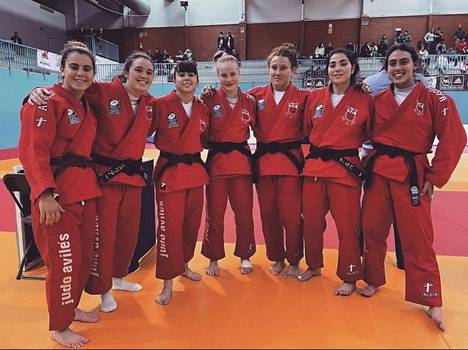Pihla Salonen (keskellä) debytoi Espanjan judoliigassa, kuvassa hänen joukkueensa Judoclub Avilesille.