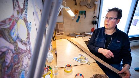 Intarsia-puuseppä Taneli Äikäs sahaa kotonaan Jämijärvellä viiluista Sammon puolustusta kuvaavia koristekuvioita sähkökitaraan. Työhön on kulunut tähän mennessä 58 tuntia, ja siitä on valmiina neljäsosa.