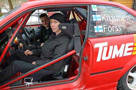 Arttu Kiljunen (oik.) ja Miro Forss ajavat harrastesarjassa kilpaa itserakentamalla ralliautolla. 