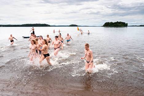 Naisten oikeutta yläosattomuuteen julkisilla paikoilla puolustava tissiflashmob keräsi Tahmelan rannalle Tampereella viime kesänä noin viisikymmentä osallistujaa. 