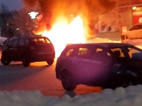 Henkilöauto syttyi perjantai-iltapäivänä palamaan Pirkkalassa Suupantorilla.