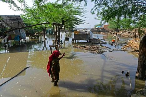 Tulvat ovat pahentuneet nopeasti kahden kuluneen viikon aikana. Kuvassa ihmiset seisovat talojensa vieressä Shikarpurissa 30. elokuuta 2022.
