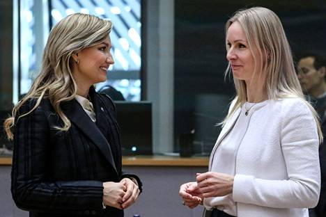 Valtiosihteeri Ann-Mari Kemellin (oikealla) ja Ruotsin energiaministeri Ebba Busch keskustelivat EU:n energiaministerien kokouksessa Brysselissä tiistaina 13. joulukuuta. 