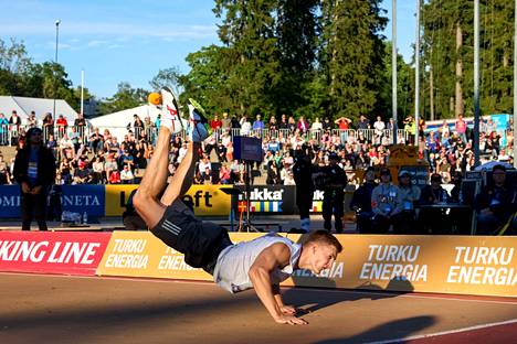 Oliver Helander jysäytti viime kesänä Turun kauniissa kesäillassa hurjan 89,83 metrin laakin, jolla sijoittui kauden maailmantilastossa viidenneksi. 