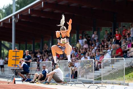 Kristiina Mäkelä on yksi Suomen yleisurheilun ykköstähtiä. Hän matkaa tuleviin MM-kisoihin ja on moninkertainen arvokisaurheilija. Hän hyppäsi Lempäälän Hyppykarnevaaleilla uuden ennätyksensä 14,47.