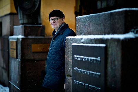 Jukka Juusti puolustusministeriön sisäänkäynnin edessä. Hän jäi vuodenvaihteessa eläkkeelle kansliapäällikön virasta.