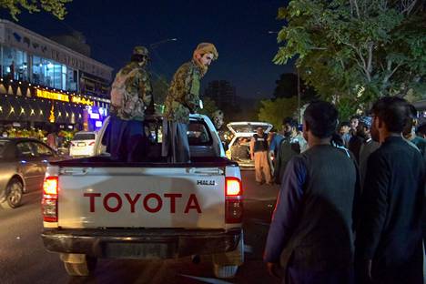 Taliban-taistelijat seisoivat avolava-auton päällä sairaalan ulkopuolella, kun vapaaehtoiset toivat loukkaantuneita hoidettavaksi kahden voimakkaan räjähdyksen jälkeen. Räjähdykset tapahtuivat Kabulin lentokentän lähellä. Niissä kuoli ainakin kuusi ihmistä.