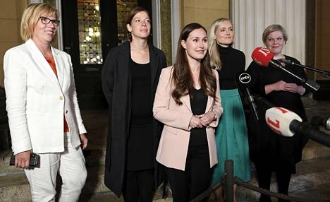 Anna-Maja Henriksson (vas.), Li Andersson, Sanna Marin, Maria Ohisalo ja Annika Saarikko kertoivat hallituksen talousarvioneuvotteluista Säätytalon edustalla Helsingissä syyskuussa 2020.