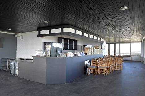 Vesitornin ravintolatiloissa tehdään parhaillaan uudistuksia. Esa Narmalan mukaan Ravintola Torni on tarkoitus avata vappuna. Kuva: Juha Sinisalo