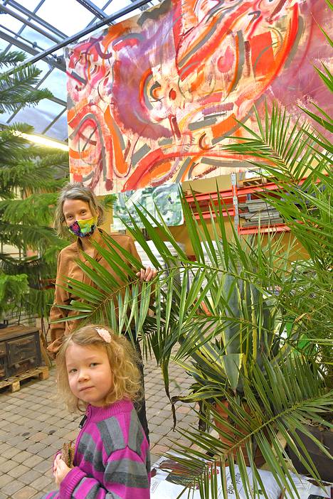 Myös kuvataiteilija Rauha Hartin Valo-tytär on ollut mukana rakentamassa taidenäyttelyä puutarhamyymälään. Hartin kuratoima Synteesi tuo kasvien keskelle viiden taiteilijan teoksia. Kuva: Juha Sinisalo