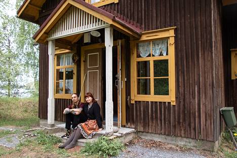 Taiteilijat Sirja Moberg ja Wille Erkki Tetri vierailivat Santun talossa kesällä 2022.
