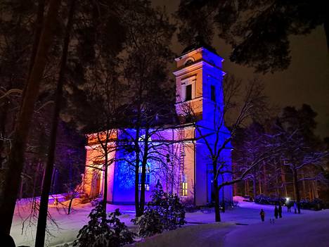 Perjantaina 24. helmikuuta Nokian kirkko valaistiin Ukrainan väreillä. Samana päivänä vietettin sodan alkamisen vuosipäivää.