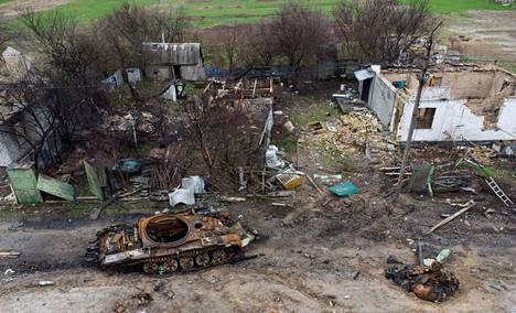 Venäjän tuhottu panssarivaunu Kiovan ulkopuolella Zalissyan kylässä tiistaina.