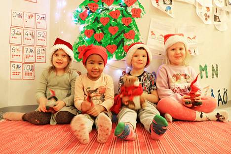 Koivulinnan päiväkodin Punaviitta-ryhmän Sofi Silén, Keesia Anttila, Aatos Hakola ja Petra Laaksonen osasivat keskiviikkona kertoa, että jouluun on enää kolme yötä. 
