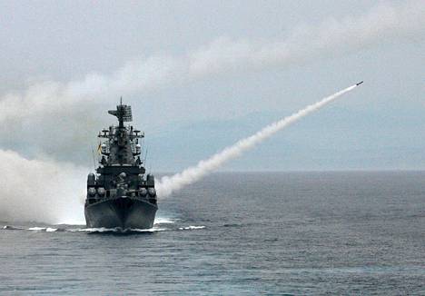 Risteilijä Moskva laukaisi ohjuksen merisotaharjoituksissa Mustallamerellä kesäkuussa 2010.