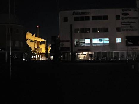 Valkeakosken Energia oy tiedotti sähkökatkoksesta kello 16.58. Vielä kello 18.10 kaupungin keskusta oli pimeänä.