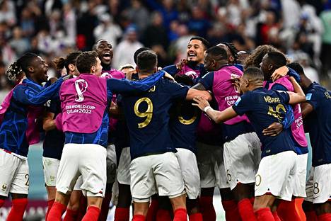 Ranskan pelaajat juhlivat lauantaina Englantia vastaan.